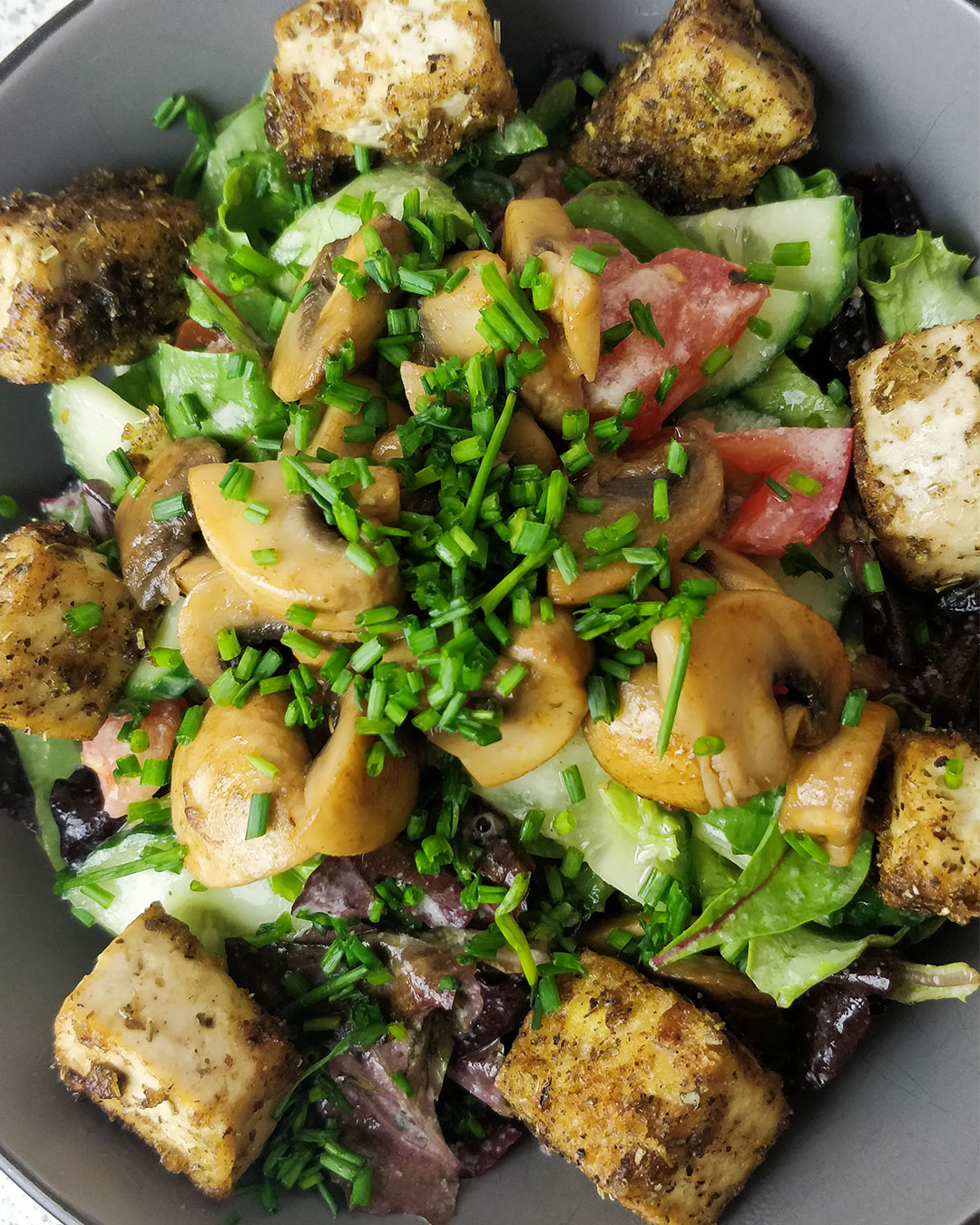 Frischer Salat mit gebratenem Tofu und Champignons - Vegane Wunder